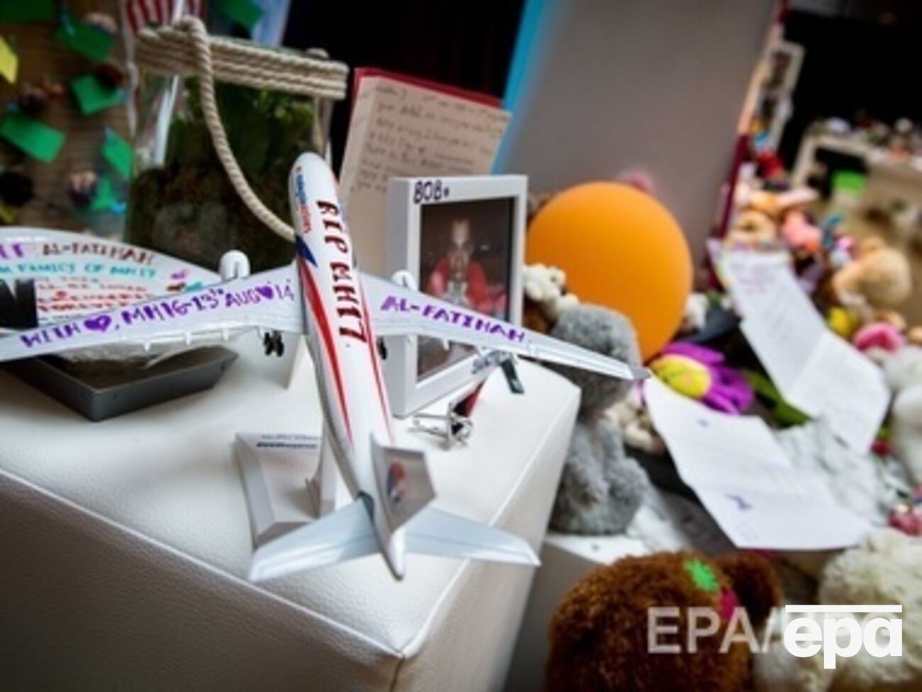 В аэропорт Схипол в Нидерландах до сих пор несут цветы и мягкие игрушки в память о жертвах крушения