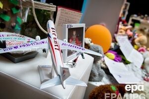В аэропорт Схипол в Нидерландах до сих пор несут цветы и мягкие игрушки в память о жертвах крушения