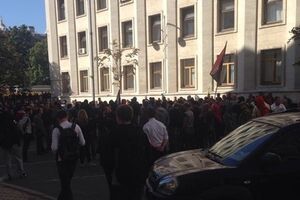 Сначала пришло около 150 человек, но позже к ним присоединилось еще несколько десятков