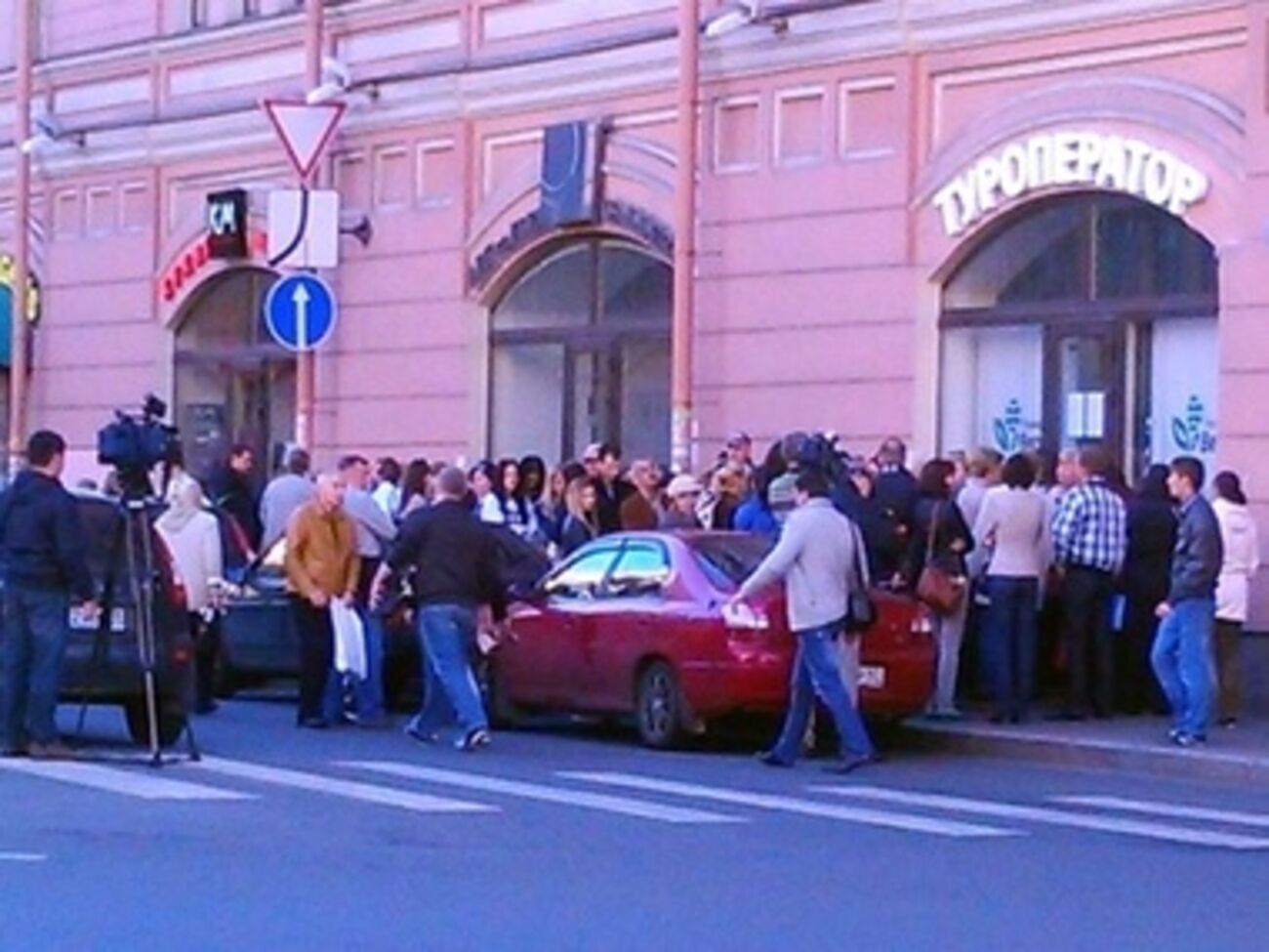 Желающие вернуть свои деньги клиенты с 16 сентября начали собираться под офисом компании