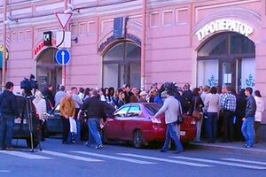 Желающие вернуть свои деньги клиенты с 16 сентября начали собираться под офисом компании