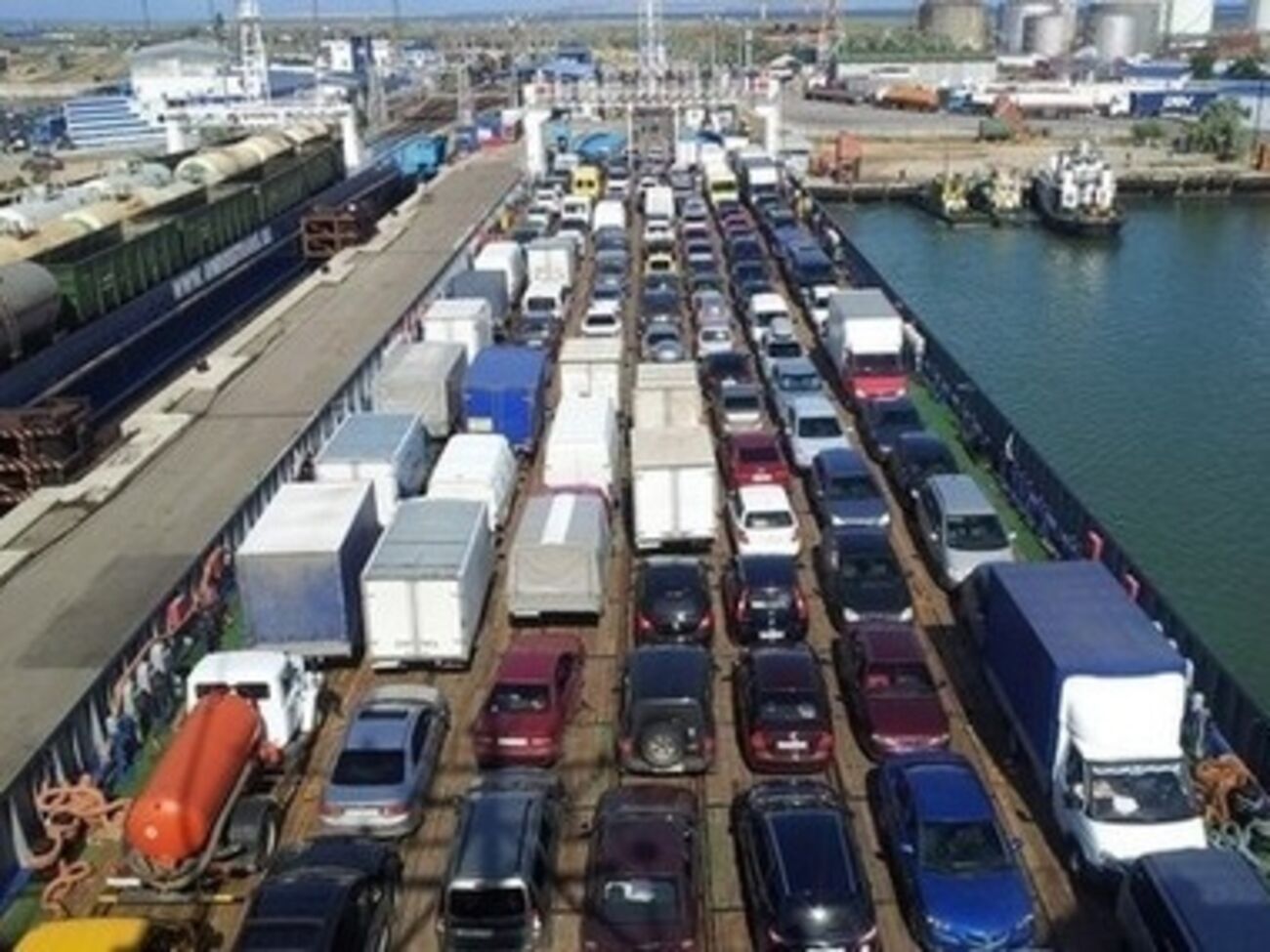 Переправе в Керчи грозит транспортный коллапс