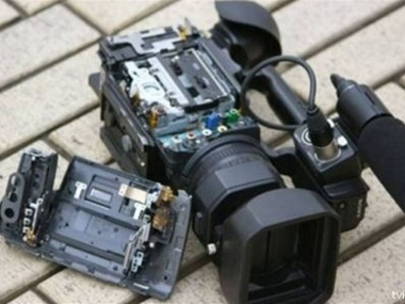 Журналистам ВВС разбили камеру, оператора избили