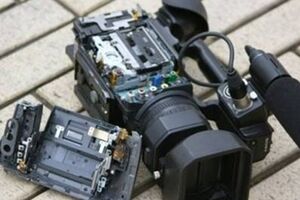 Журналистам ВВС разбили камеру, оператора избили