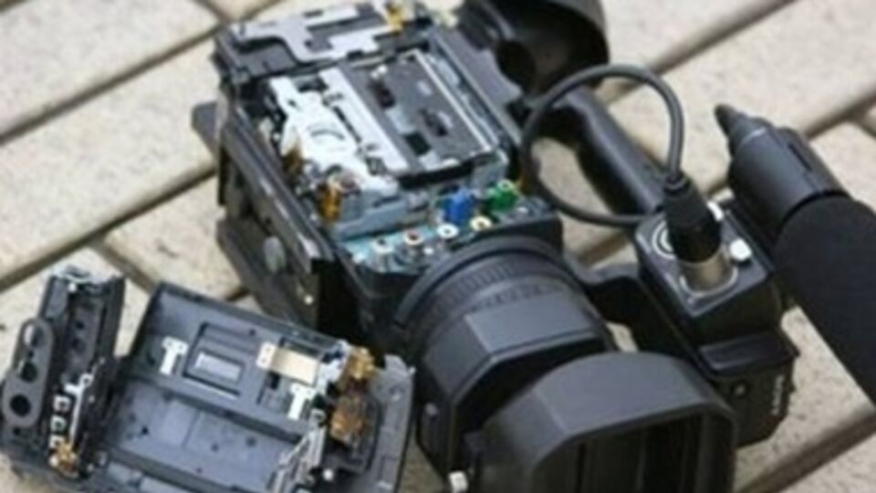 Журналистам ВВС разбили камеру, оператора избили