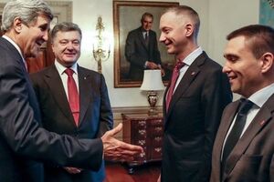 Госсекретарь США Джон Керри, президент Украины Петр Порошенко, глава Администрации президента Украины Борис Ложкин и глава МИД Украины Павел Климкин