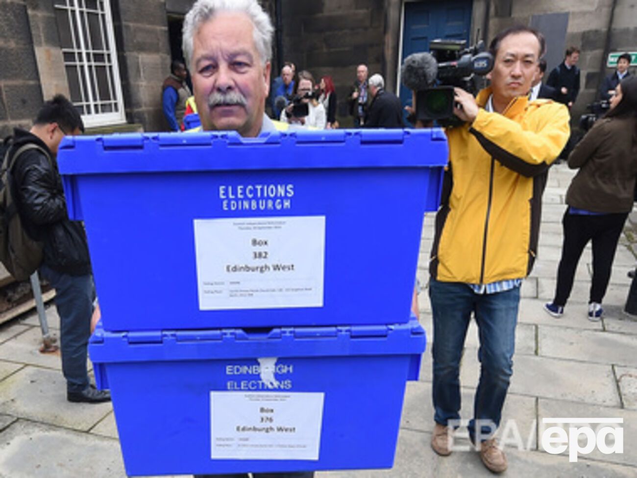 Урны для голосования за независимость. Эдинбург.