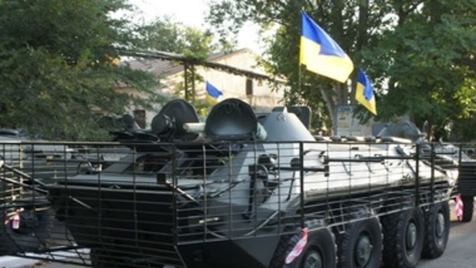 Отремонтированные БТР-ы снабдили защитной рамкой