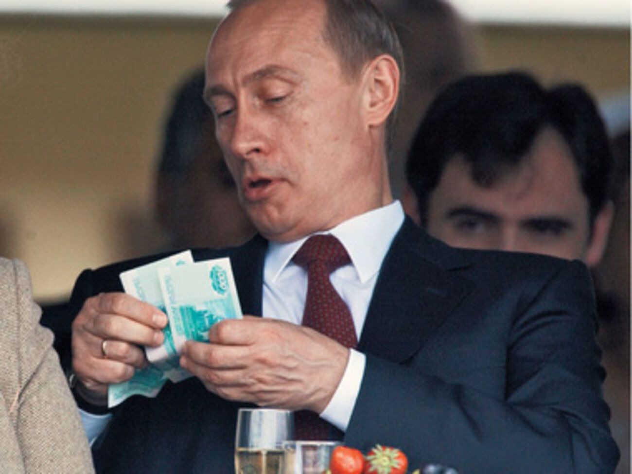 Путин поручил правительству придумать, как сделать кредиты дешевле