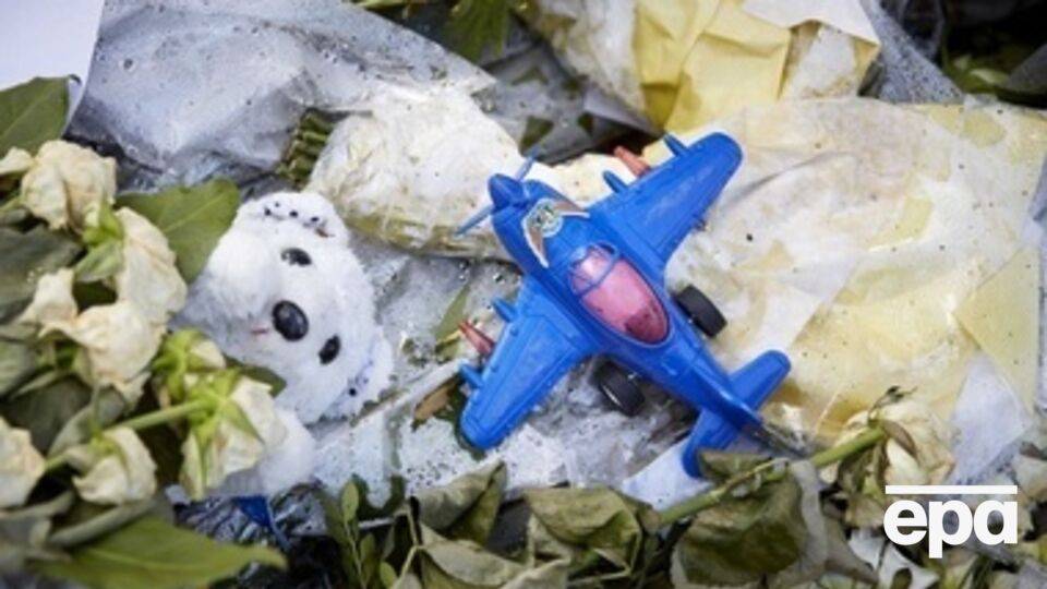 Boeing 777 потерпел крушение на востоке Украины 17 июля, все пассажиры и члены экипажа погибли