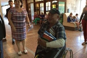 Книги вручили переселенцу-инвалиду, который сейчас находится в санатории им. Пирогова