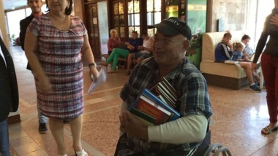 Книги вручили переселенцу-инвалиду, который сейчас находится в санатории им. Пирогова