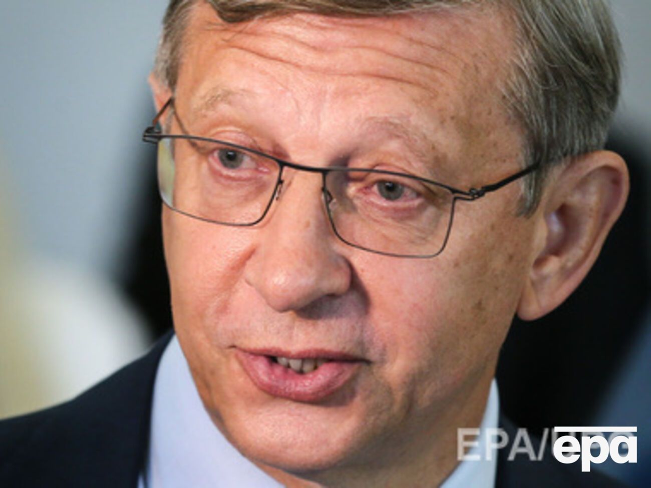 По данным российских СМИ, Владимиру Евтушенкову якобы разрешили пользоваться телефоном и ходить на работу