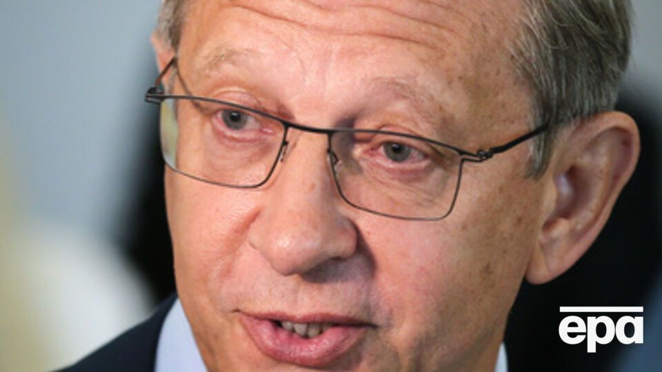 По данным российских СМИ, Владимиру Евтушенкову якобы разрешили пользоваться телефоном и ходить на работу