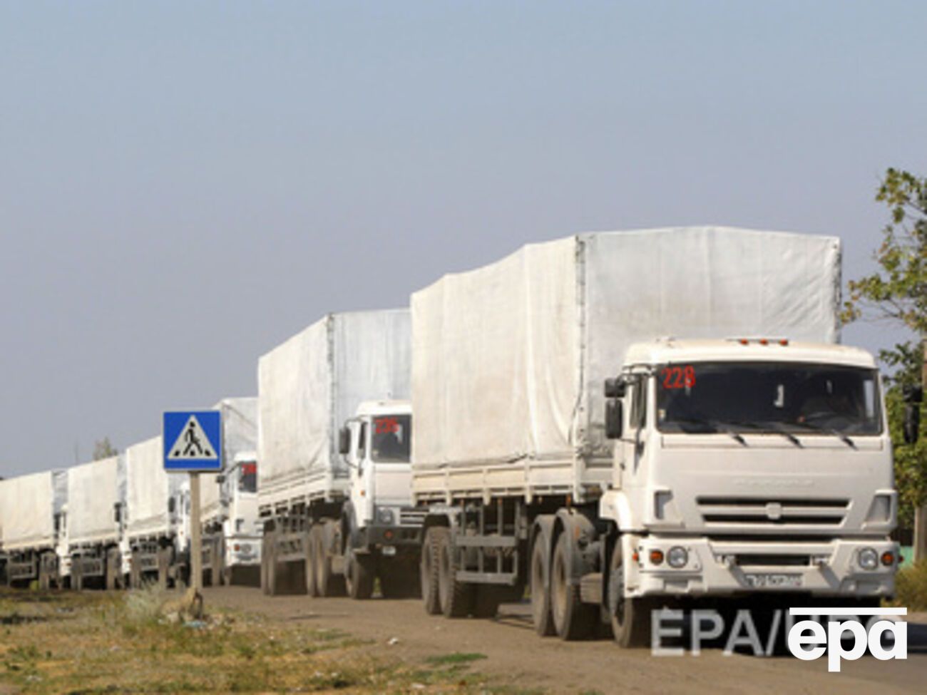 Грузовики с российской "помощью" зашли в зону таможенного контроля