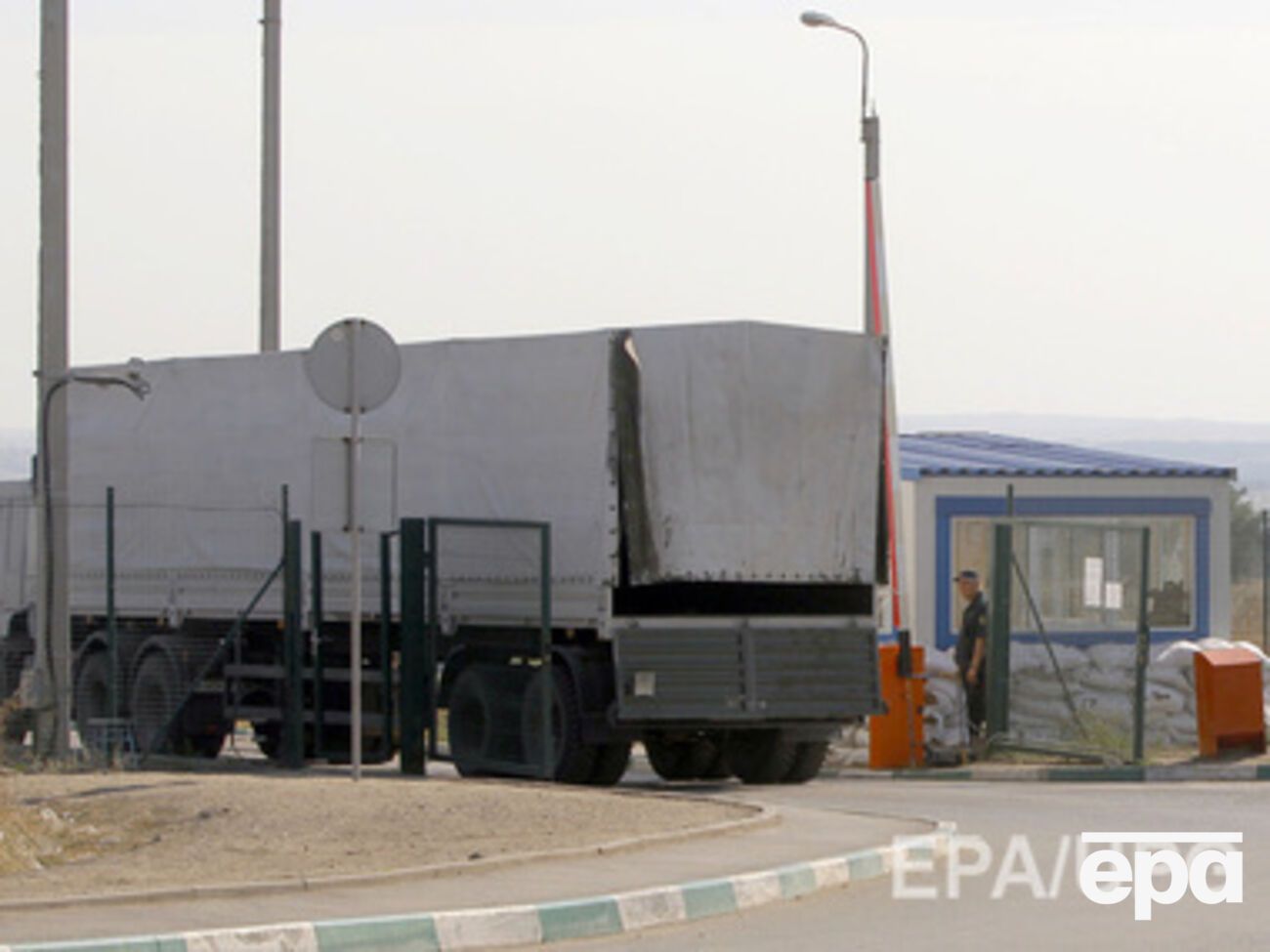 Местные жители подозревают, что в грузовиках с "помощью" едет поддержка для террористов