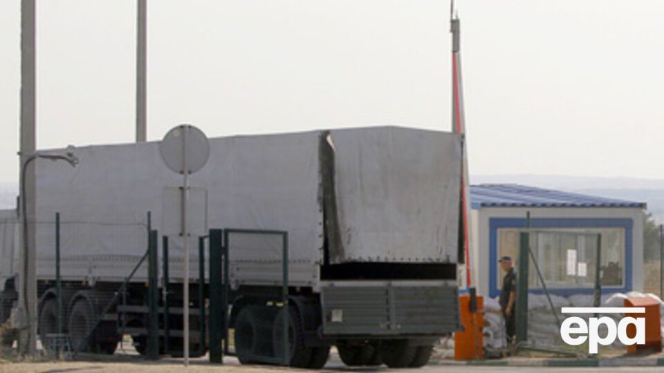 Местные жители подозревают, что в грузовиках с "помощью" едет поддержка для террористов