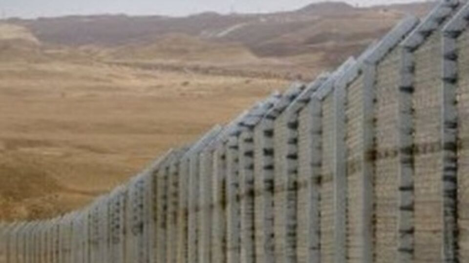 На границе с Россией будет построена стена