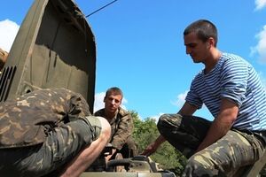 Нацгвардеец двумя выстрелами уничтожил два автомобиля с боевиками под Комсомольском Донецкой области