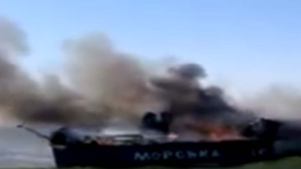 В результате обстрела на катере "Гриф" возник пожар, после чего он затонул