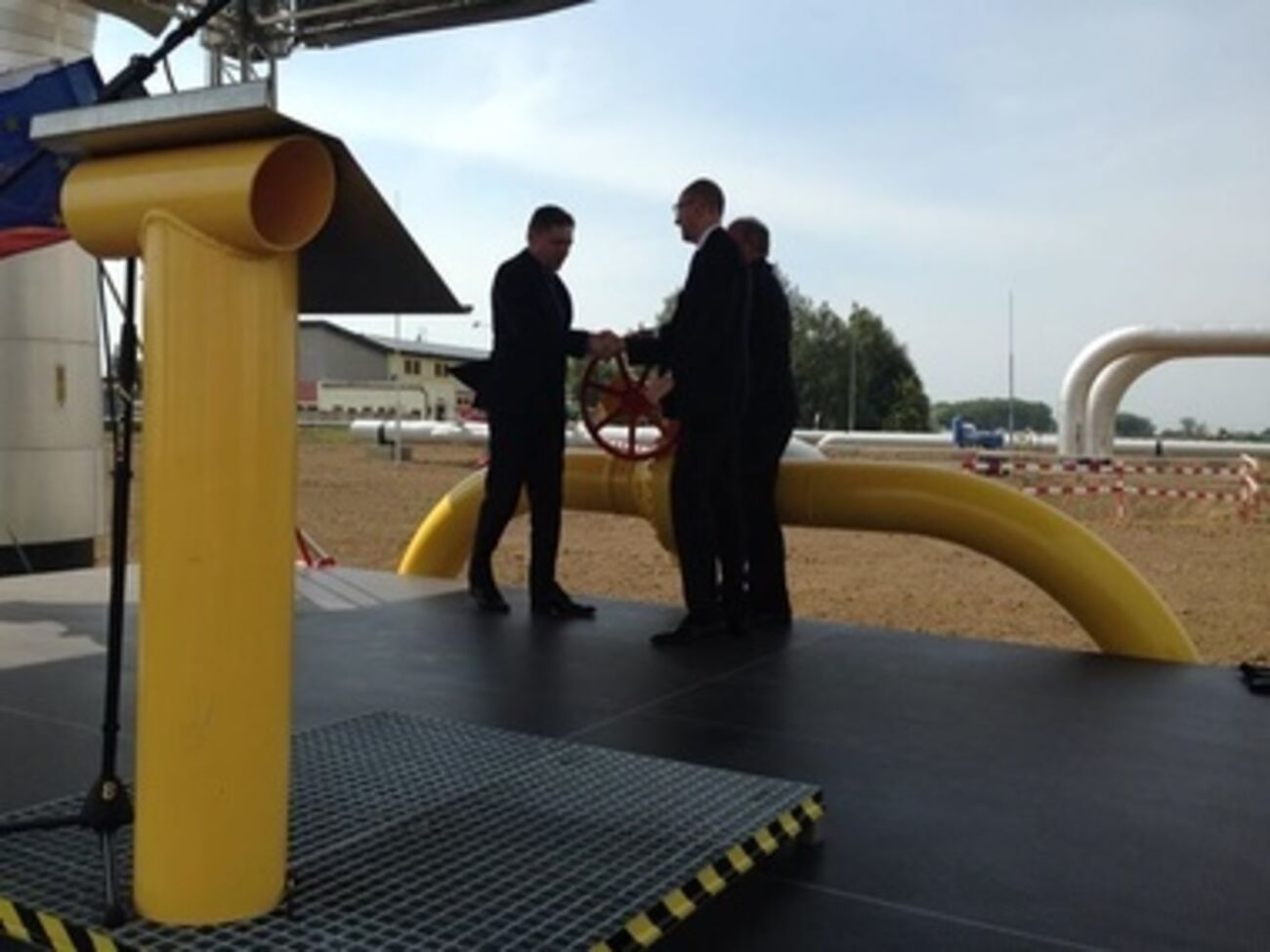 Арсений Яценюк и Роберт Фицо запускают реверс в словацком городе Велке Капушаны