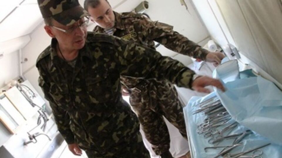 Военные медики на передовой оказывают помощь местным жителям, получившим ранения при обстрелах