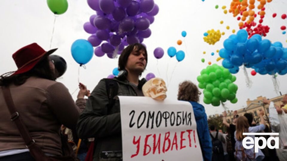 Российских активистов ЛГБТ-движения преследуют сотрудники ФСБ и обвиняют в поддержке Укрианы