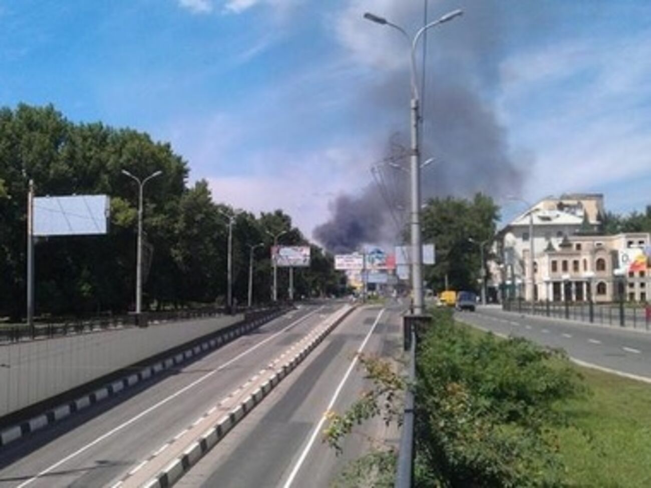 Один из снарядов попал в уже разрушенный ранее грузовой терминал ж/д вокзала
