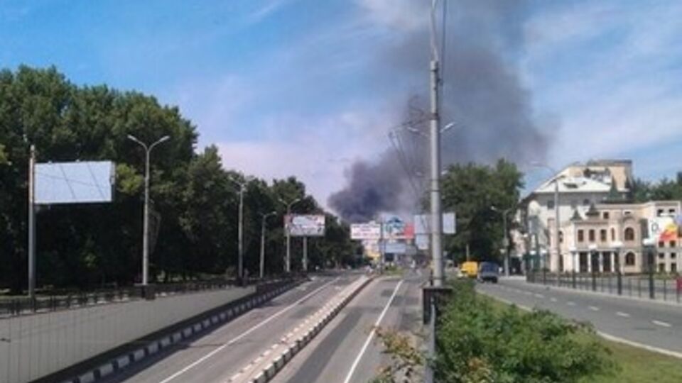 Один из снарядов попал в уже разрушенный ранее грузовой терминал ж/д вокзала