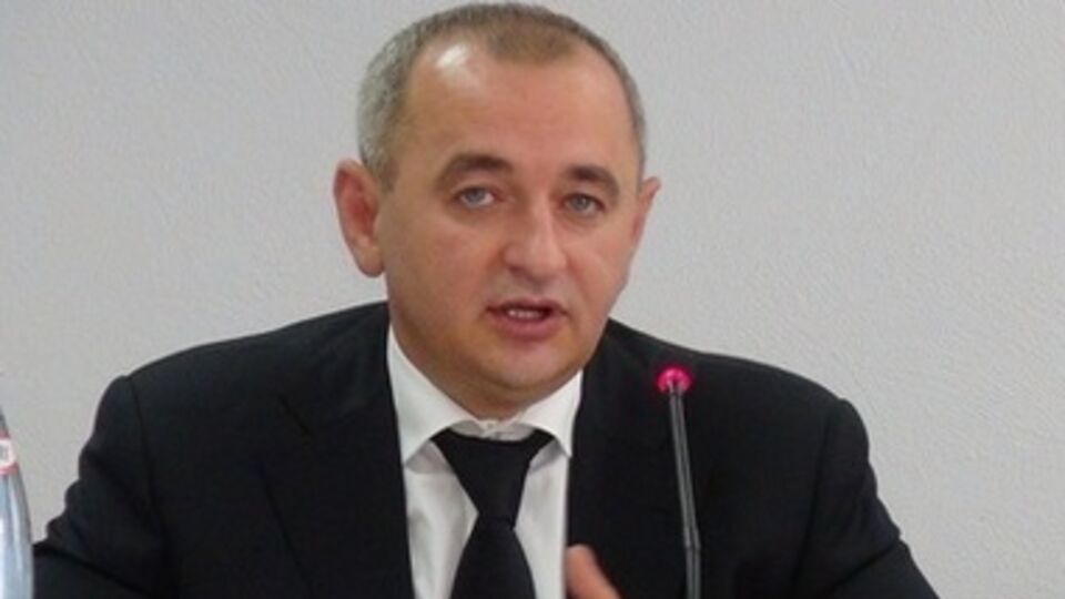 Матиос заявил, что использование мобильных устройств нарушает предписания, которые дают военнослужащим