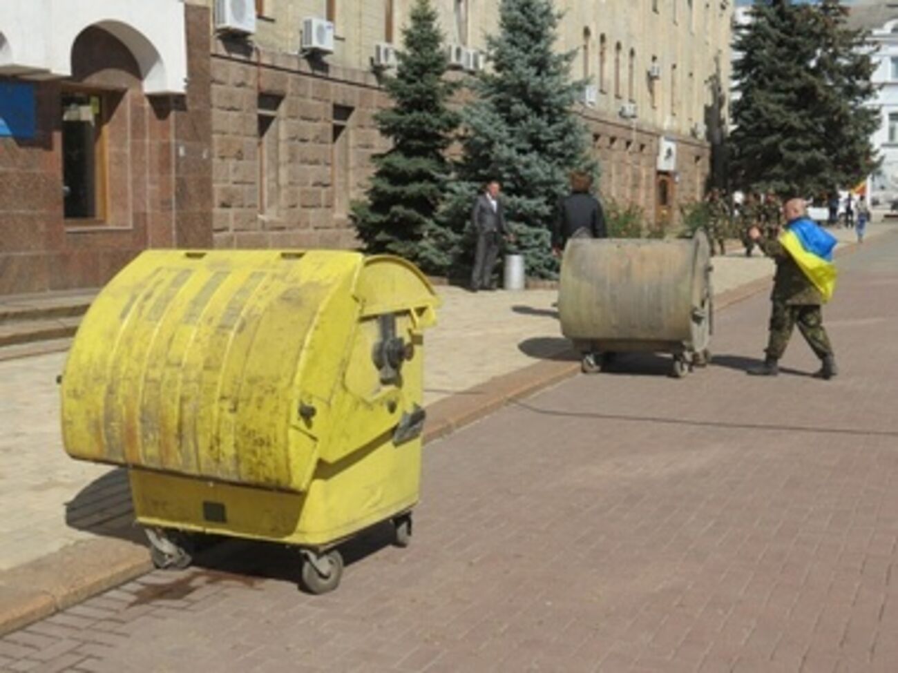 Активисты называют мусорные баки символом "народной люстрации"