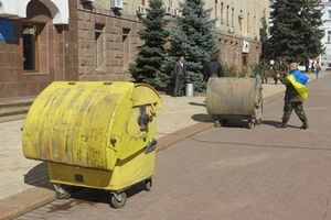 Активисты называют мусорные баки символом "народной люстрации"