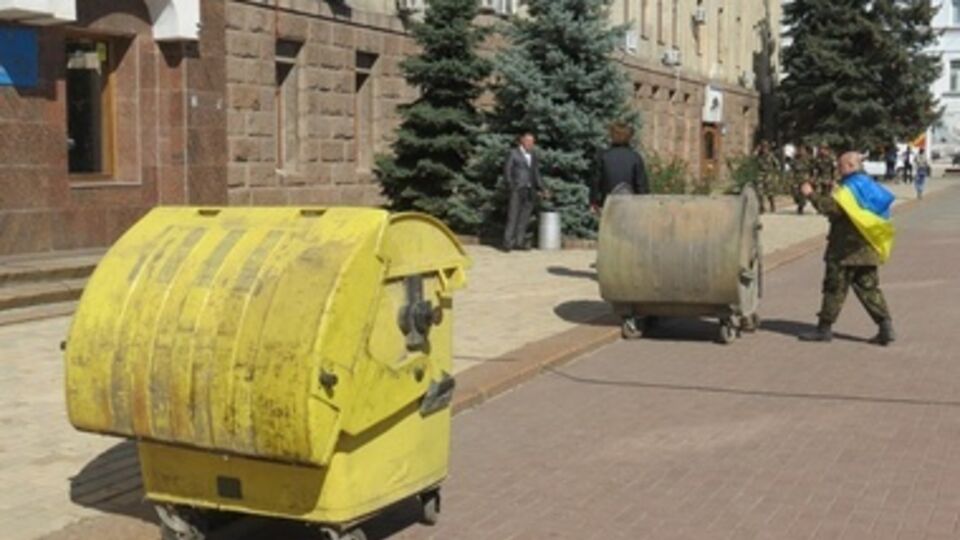 Активисты называют мусорные баки символом "народной люстрации"