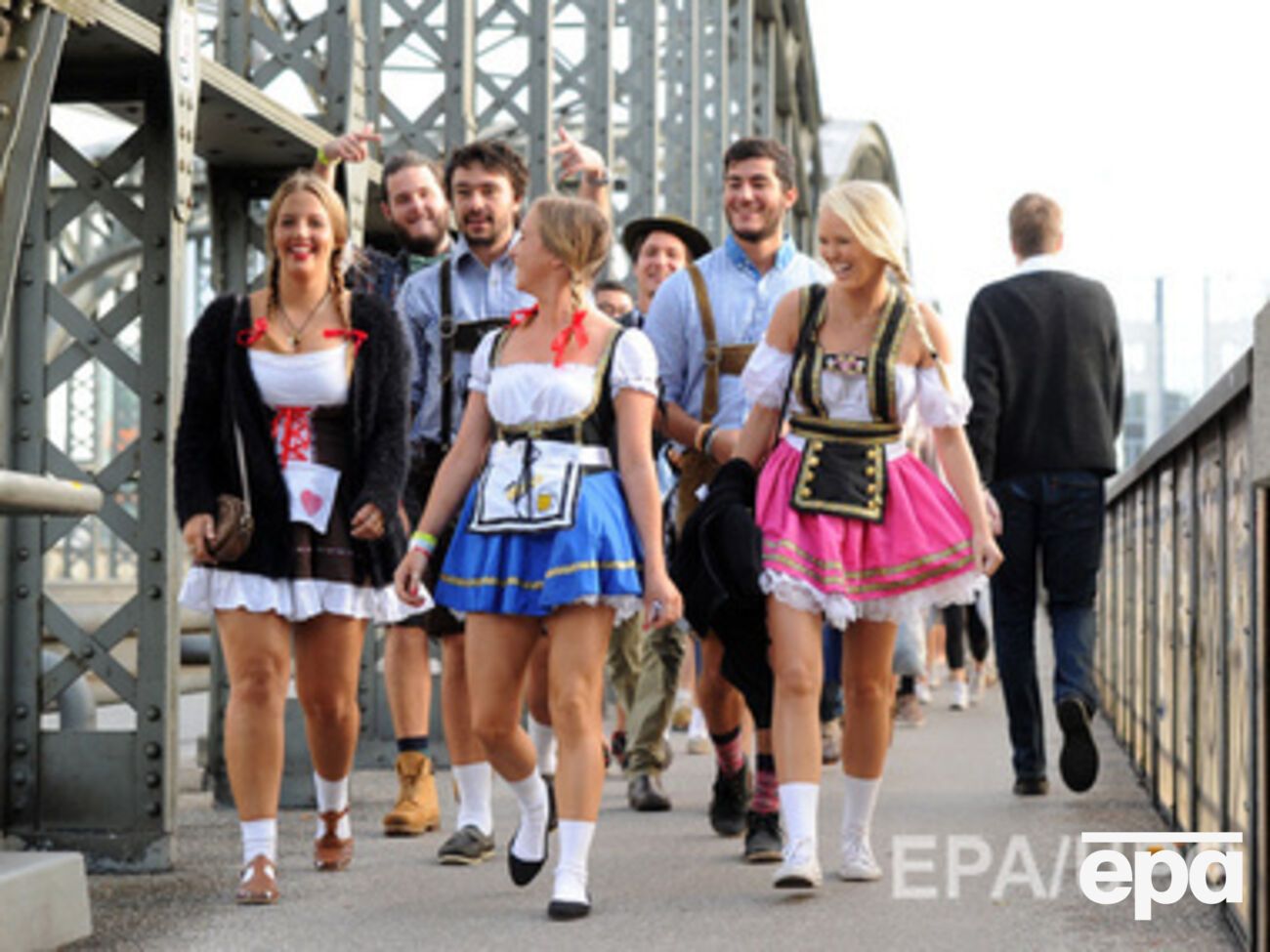 В первый день Октоберфеста проходит парад национальных костюмов