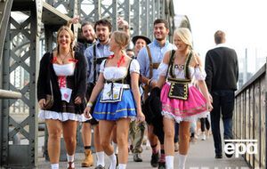 В первый день Октоберфеста проходит парад национальных костюмов