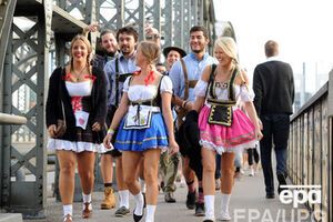 В первый день Октоберфеста проходит парад национальных костюмов