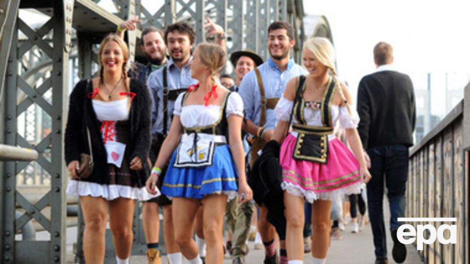 В первый день Октоберфеста проходит парад национальных костюмов