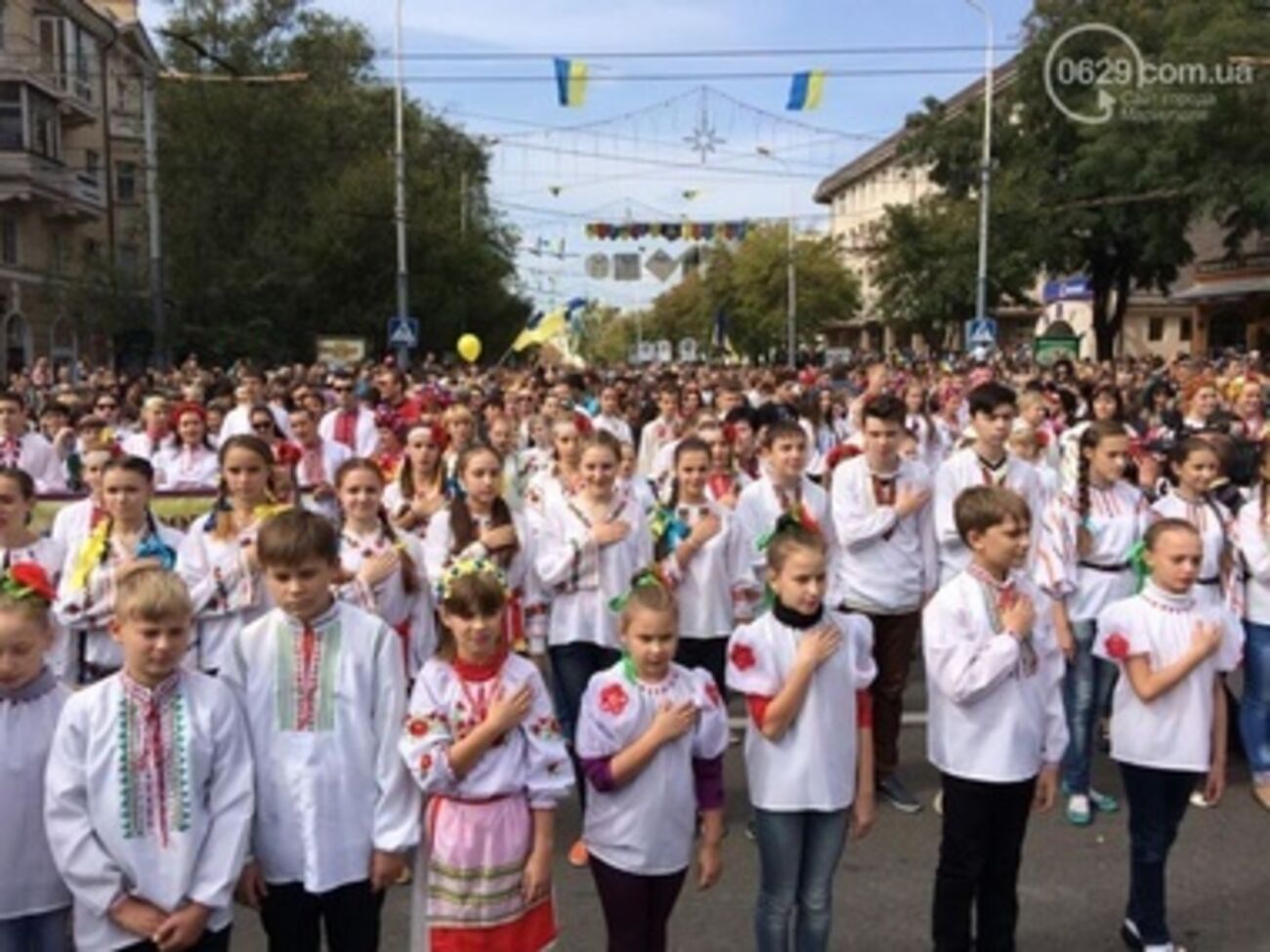 В Мариуполе начался парад вышиванок, посвященный Дню города