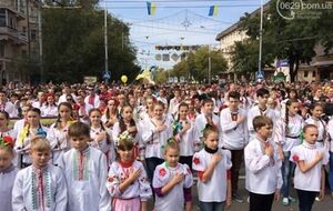 В Мариуполе начался парад вышиванок, посвященный Дню города