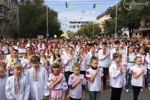 В Мариуполе начался парад вышиванок, посвященный Дню города