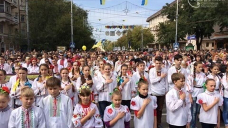 В Мариуполе начался парад вышиванок, посвященный Дню города