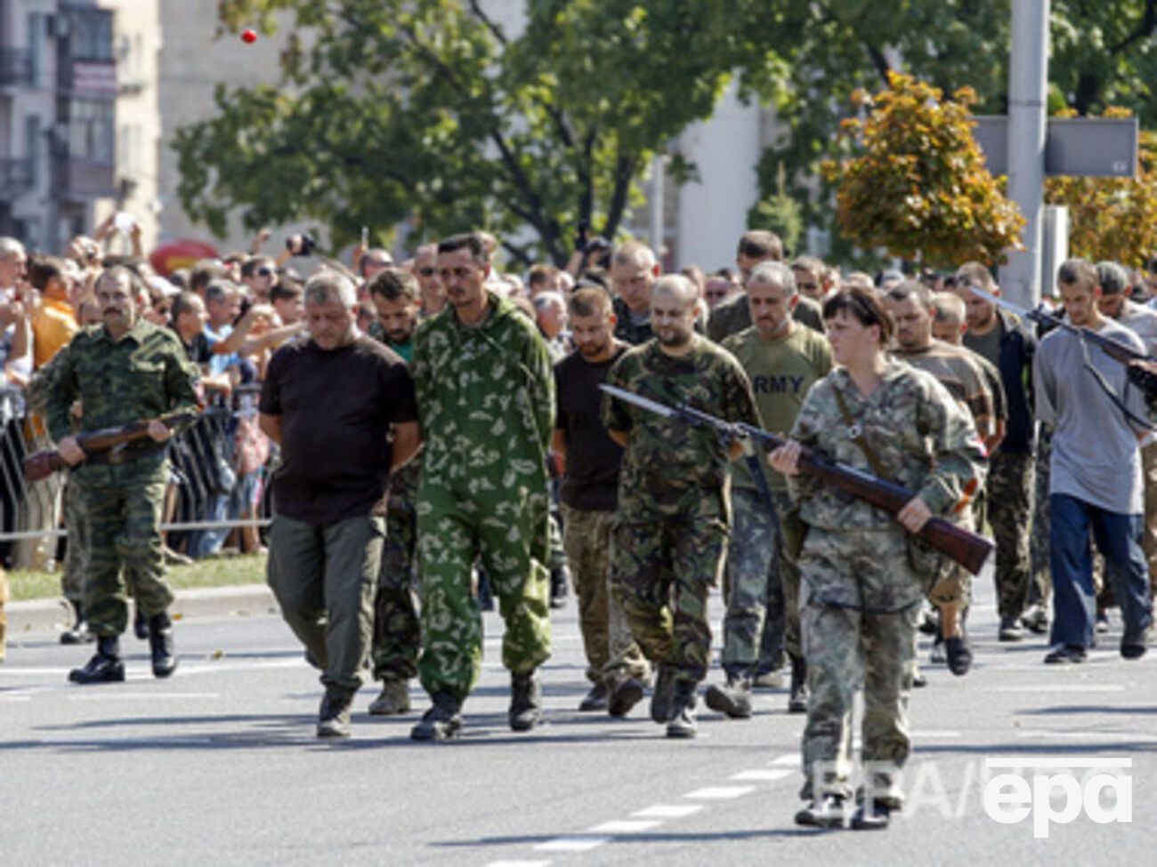 В плену остаются как военные, так и гражданские лица