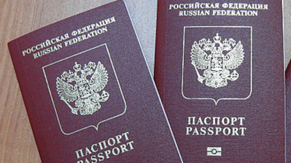 Жителям Донбасса принудительно дают российские паспорта