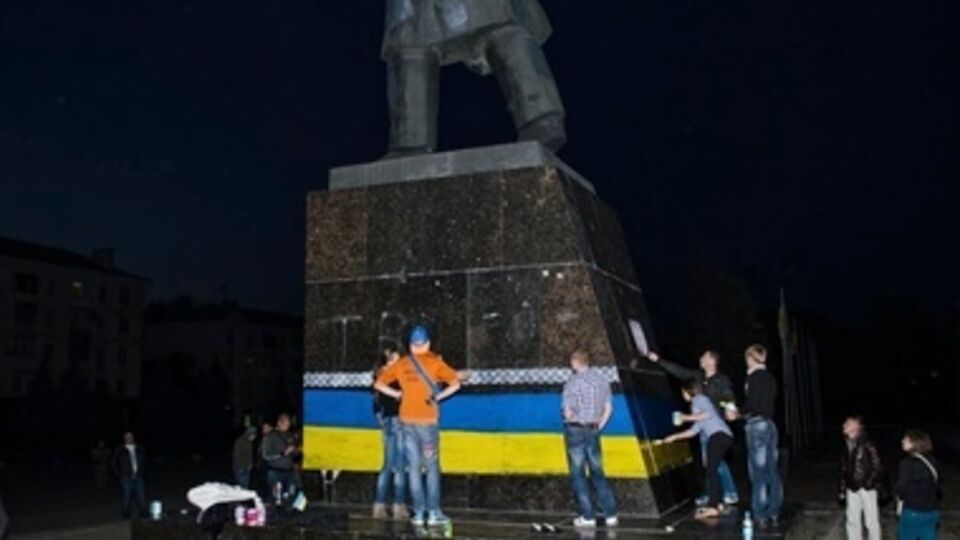 В Краматорске молодежь перекрасила памятник Ленину в национальные цвета. Фоторепортаж