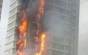Пожар охватил здание с первого по последний этаж