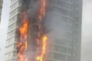 Пожар охватил здание с первого по последний этаж