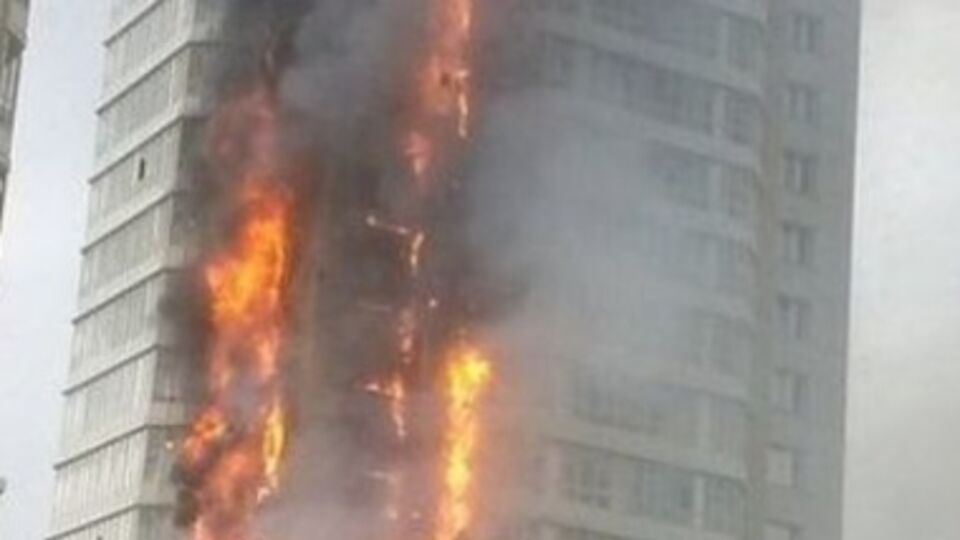 Пожар охватил здание с первого по последний этаж