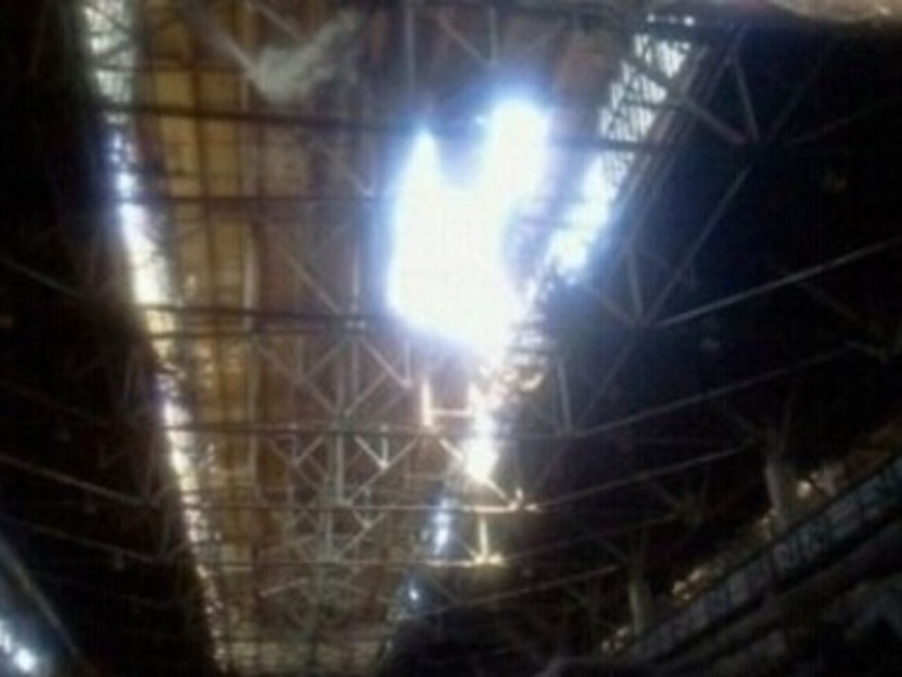 Снаряд пробил&nbsp;крышу кузнечного цех ММК им. Ильича