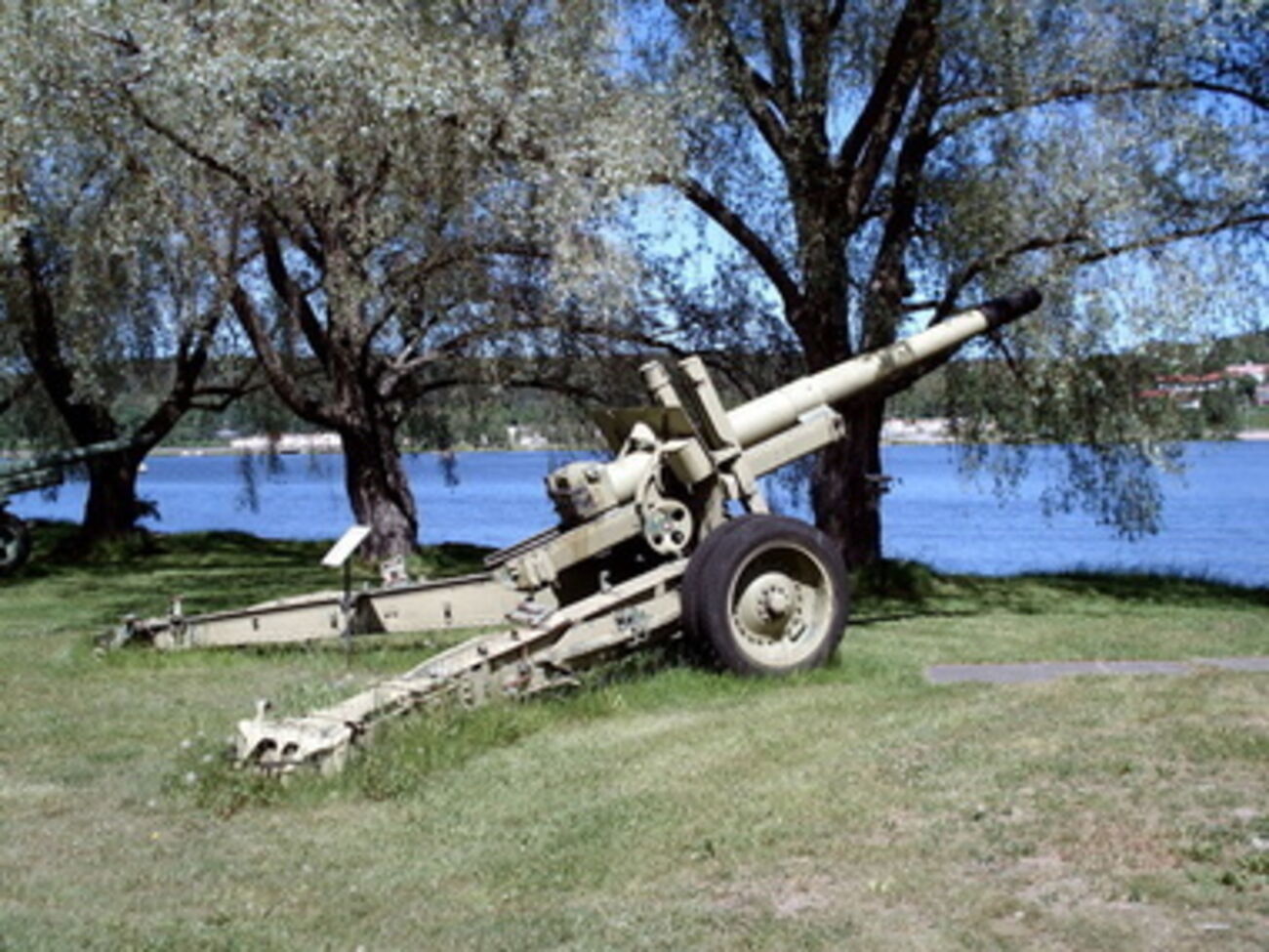 По словам очевидцев, рядом с пушкой лежат снаряды<br /><br />