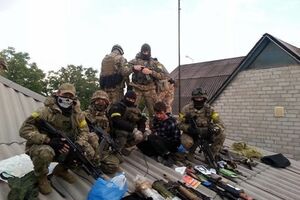 На фото "Лис" – лидер группы и изъятое оружие